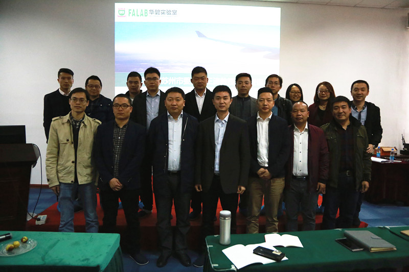 /></p><div>&nbsp;</div><div>&nbsp;&nbsp;&nbsp;&nbsp;與會(huì)人員在聆聽講座后一致表示：將堅(jiān)決擁護(hù)并將認(rèn)真學(xué)習(xí)貫徹黨的十九大精神，用新時(shí)代中國(guó)特色社會(huì)主義思想指導(dǎo)工作實(shí)踐，不忘本來(lái)、吸收外來(lái)、面向未來(lái)，提升華碧的可持續(xù)發(fā)展能力。</div>                    <div>
                        <p><a  title=
